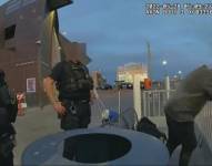 Imágenes de las cámaras policiales muestran a los agentes hablando con Sean Bickings antes de que saltara al Lago de la ciudad de Tempe.