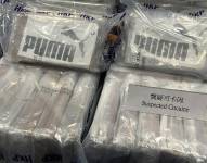 La droga estaba precintada en nueve bolsas impermeables sujetas a chalecos salvavidas y boyas inflables dentro de un contenedor marítimo.