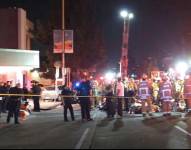 Policías y bomberos atienden a heridos tras atropellamiento masivo en Los Ángeles, Estados Unidos.