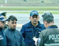El exteniente de la Policía Nacional Germán Cáceres llega a Quito tras ser expulsado de Colombia.