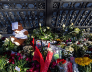 Homenaje a las víctimas del tiroteo en la Universidad de Brown.