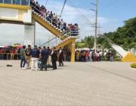 Imagen de policías reunidos en los exteriores de la Universidad Peninsular de Santa Elena (UPSE), tras una balacera ocurrida esta tarde.
