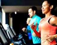 Las personas que realizan los niveles recomendados de actividad física pueden experimentar el mismo beneficio ya sea que las sesiones se realicen a lo largo de la semana o se concentren en menos días, señala el estudio.