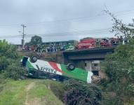 Imagen de un bus volcado en el sector Huizho de Pasaje, la mañana de este jueves 27 de junio.