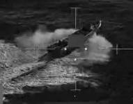 Lancha destruida por las fuerzas de Estados Unidos.