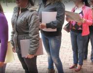 Según sus datos, hay dos grupos de mujeres que fueron expulsadas del mercado laboral y que no están regresando en la misma proporción.