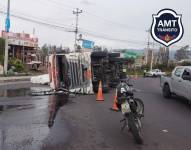 Imagendel vehículo pesado que se volcó.