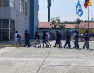 Imagen de parte de los 14 detenidos presentados por la Policía Nacional en Ecuavisa, este miércoles 27 de agosto.