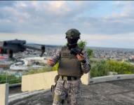 Un soldado opera un dron del escuadrón Rayo Justiciero.