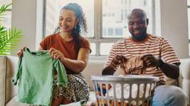 En todo el mundo, las mujeres dedican de media tres veces más tiempo que los hombres a las tareas domésticas.