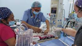 Proceso de intervención a un neonato en Guayaquil.