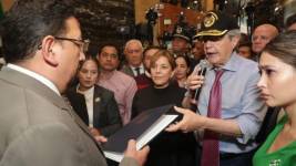El presidente Guillermo Lasso en la Asamblea Nacional entregando un proyecto de ley al presidente del Legislativo, Virgilio Saquicela.