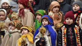 En la ciudad occidental de Lviv, que ha sufrido pocos daños por la guerra, niños vestidos con trajes tradicionales cantaron villancicos y participaron en procesiones festivas en las calles.