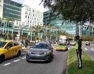 Un agente vigila el tránsito en Quito
