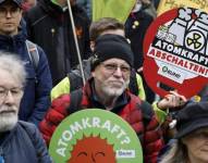 Apaguen la energía nuclear, dice el cartel de estos manifestantes que, el sábado, celebraron en Múnich que las tres plantas nucleares se desconectaran.