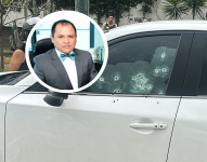 Imagen del fiscal asesinado César Suárez y el vehículo en el que se transportaba, cuando fue baleado en Los Ceibos, norte de Guayaquil, la tarde de este viernes 17 de enero de 2024.