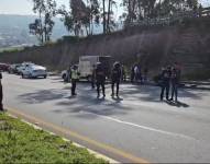 Imagen del hallazgo de de los cuerpos de tres hombres en el norte de Quito, la mañana de este domingo 14 de abril.