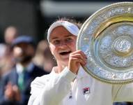 Krejcikova celebrando su trofeo.