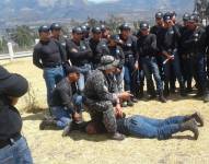 Imagen de un policía enseñando defensa personal a agentes de tránsito de Otavalo, en 2016.