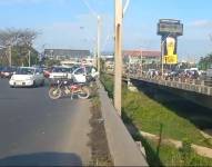 Imagen del tráfico detenido por curiosos que observan la caída de un hombre del Puente de la Unidad Nacional, de Guayaquil, la mañana de este domingo 10 de marzo.