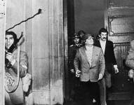 Una de las imágenes que más impactó al mundo el 11 de septiembre de 1973: Salvador Allende con fusil en mano y casco, en medio del ataque a La Moneda.