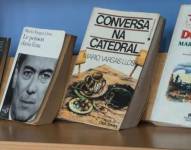 Fotografía de las obras y novelas de Mario Vargas Llosa.