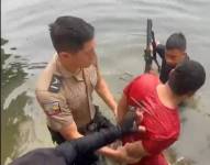 Imagen de un policía capturado