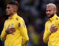 Raphinha y Neymar en un partido con la selección brasileña.