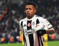 Keny Arroyo con la camiseta del Besiktas.