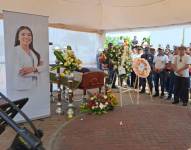 Los restos de la alcadesa de San Vicente son velados este lunes afuera del edificio municipal.