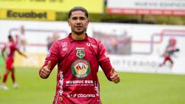 Jonathan Dos Santos, delantero de Mushuc Runa, celebra uno de sus dos goles contra Vinotinto por el cuadrangular del descenso de la LigaPro