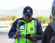 Agente civil de tránsito realizando actividades de control.