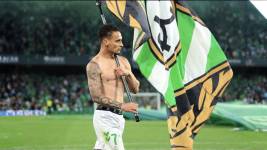 Antony con una bandera de la afición del Betis