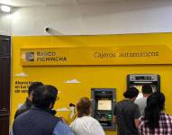 Decenas de clientes hacían filas en los cajeros de Banco Pichincha.