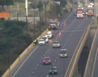 El personal de rescate atendiendo la emergencia.