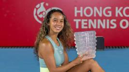 Leylah Fernández posa con el trofeo del abierto de Hong Kong