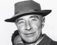 Me he convertido en la muerte, el destructor de mundos: quién fue Robert Oppenheimer, el arrepentido padre de la bomba atómica