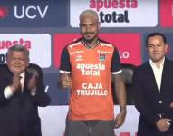Paolo Guerrero en la presentación de su nuevo club.