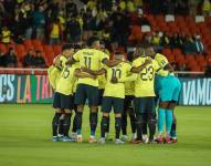 Jugadores de la Selección de Ecuador en el centro del campo