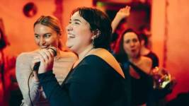 Cantar con otros puede ser más beneficioso que cantar solos.