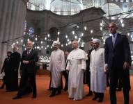 León XIV en la Mezquita Azul en Estambul.