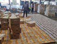 Los paquetes de droga se colocaron sobre el piso.