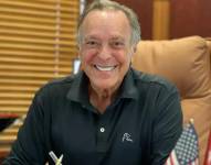 El magnate cubano que desafía a Trump con incendiarios mensajes en vallas publicitarias en Miami