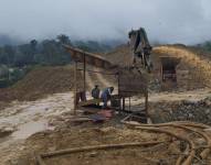 Operativos en Azuay para destruir campamentos de minería ilegal.