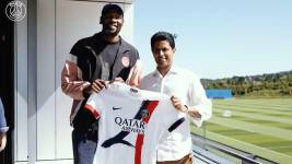 Kevin Durant junto al dueño del PSG Nasser Al Khelaifi.