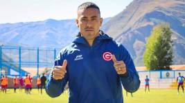 El jugador Andrés Chicaiza posa con la indumentaria del Deportivo Garcilaso de Perú