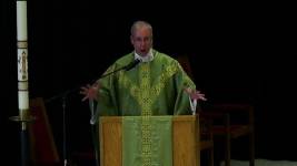 El Padre Dennis Zehren da su primera misa tras el tiroteo en Minneapolis