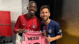 Ousmane Dembélé sostiene una camiseta del Inter Miami junto a Lionel Messi