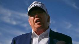 Presidente Donald Trump emitiendo declaraciones.