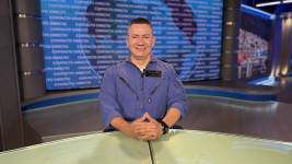 Salinas es ingeniero aeroespacial y piloto comercial.